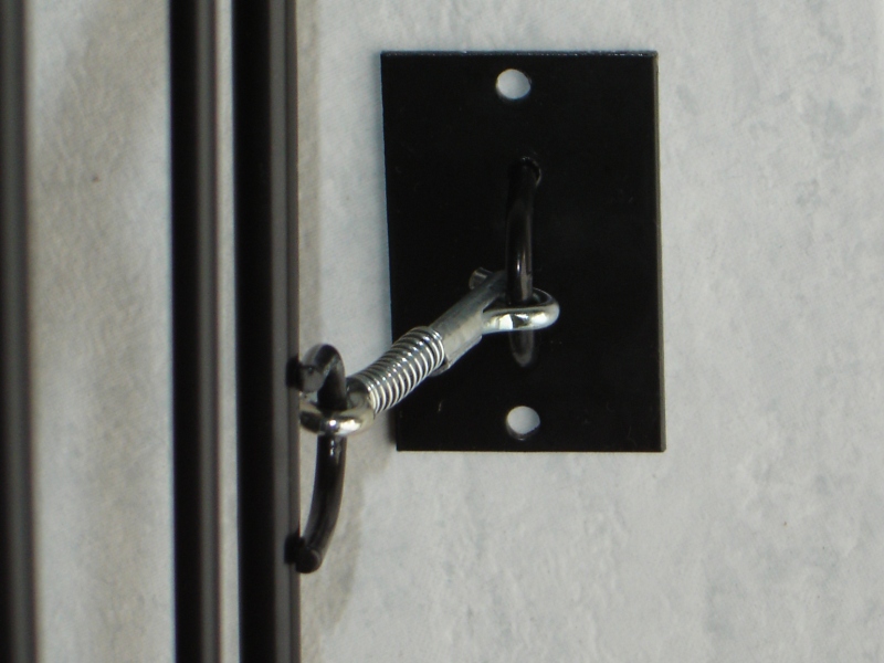 Detalle traba puertita bebé