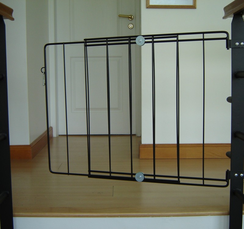 Puertita para escalera para bebe entornada
